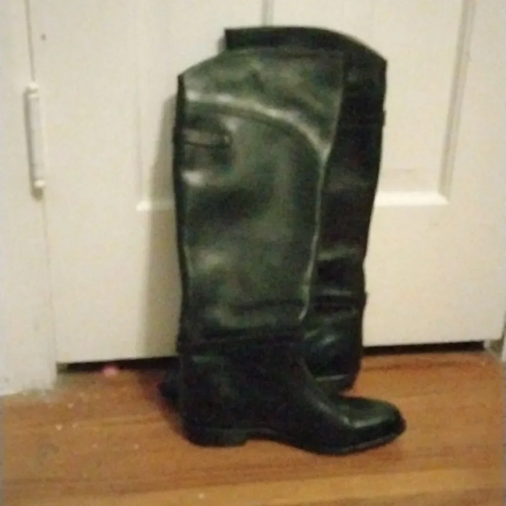 Frye   - Picture 5 of 15